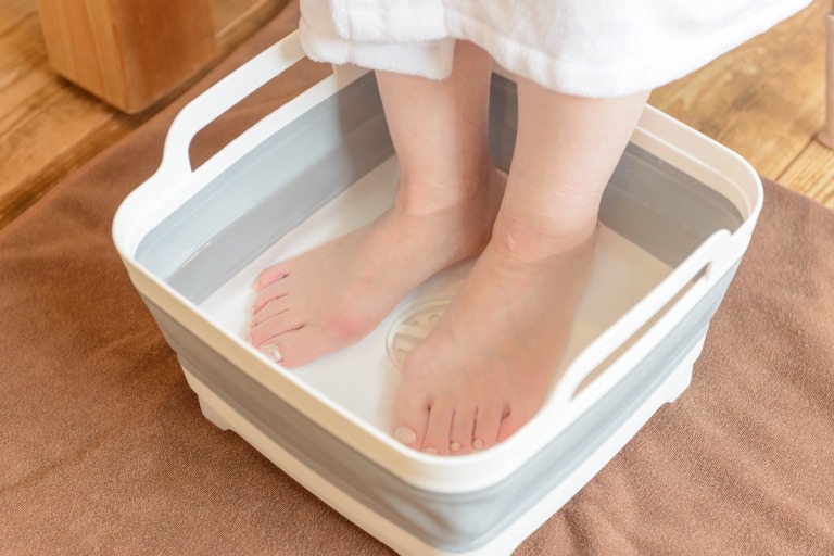 足湯に浸かっている女性の足元　フットバス