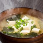 味噌汁がプロ級に！隠し味と“入れるタイミング”で味が決まる理由を解説