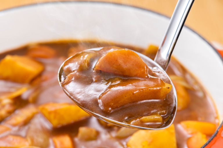 カレー鍋　おたまですくう様子