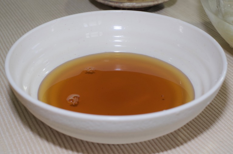 器に出されためんつゆ　調味料