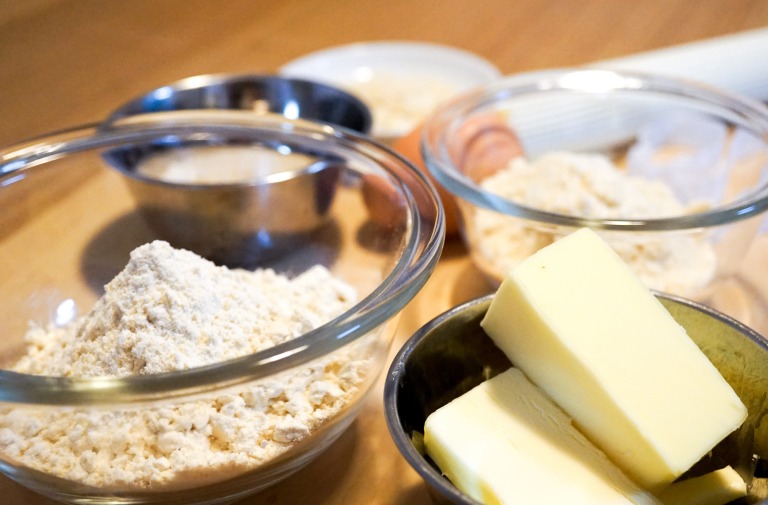 再現レシピの材料　クッキングイメージ　ボウルに入った粉とバターなど