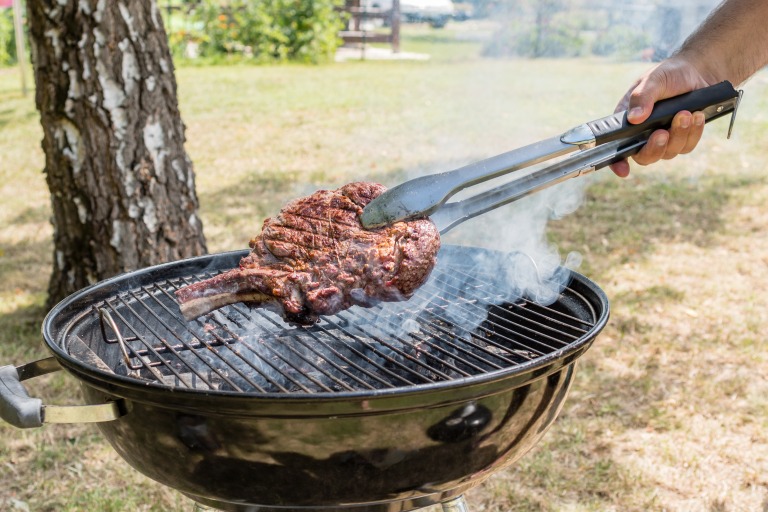 バーベキューで焼かれたコート・ド・ブフ(骨付き牛リブロース)