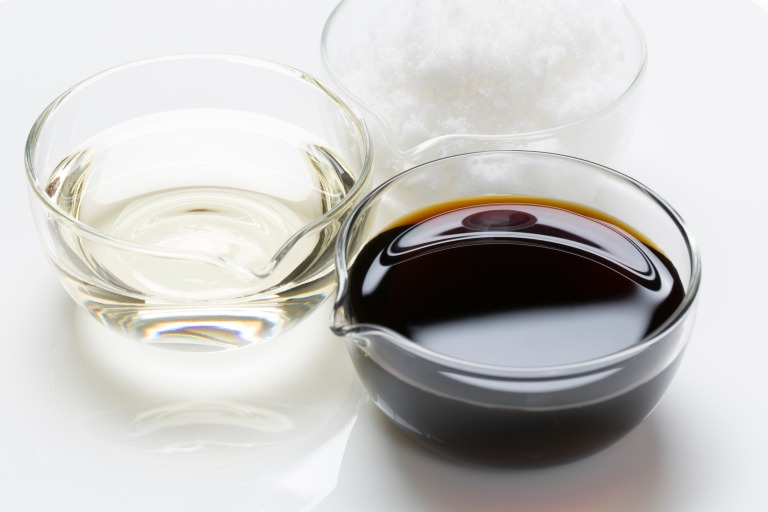 ガラス小皿に出された3つの調味料　醤油、酢、砂糖イメージ