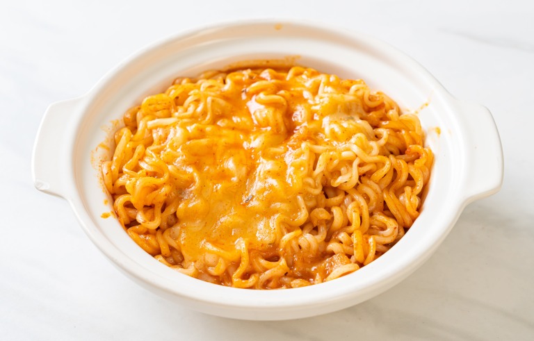 白皿に入った汁なしアレンジ辛ラーメン　チーズトッピング