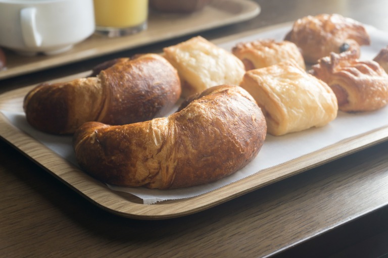 朝食の焼き立てパン　クロワッサン