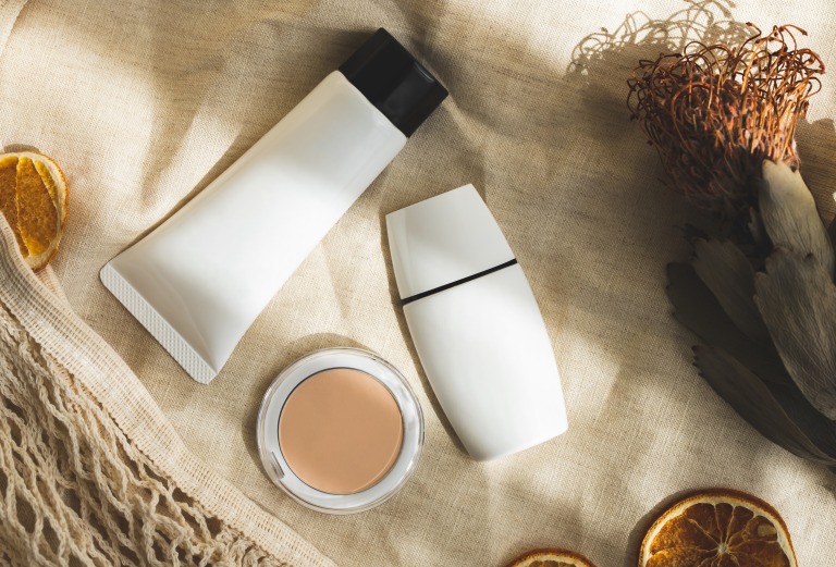 ナチュラルな化粧品　ファンデーション　日焼け止め　ドライオレンジとドライフラワー