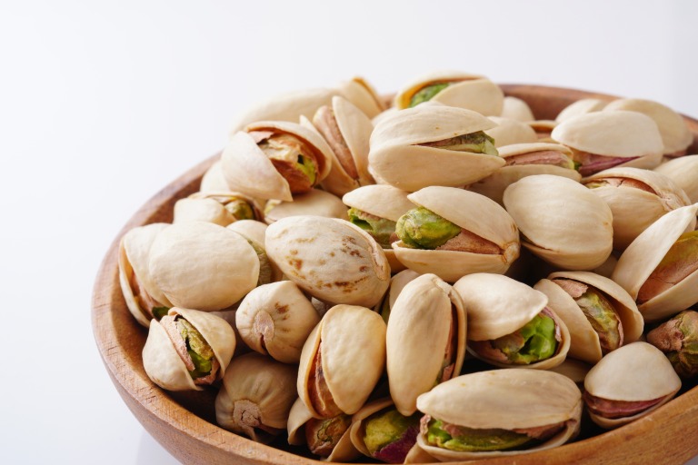 小皿に入ったピスタチオ