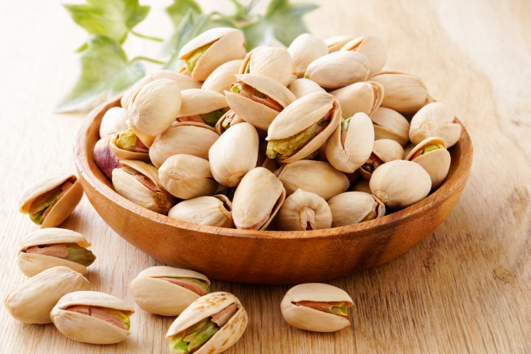 木の器に盛られたピスタチオ