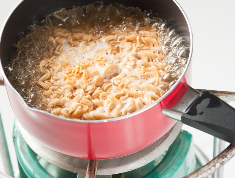 辛ラーメンを作るイメージ　沸騰したお湯と辛ラーメン