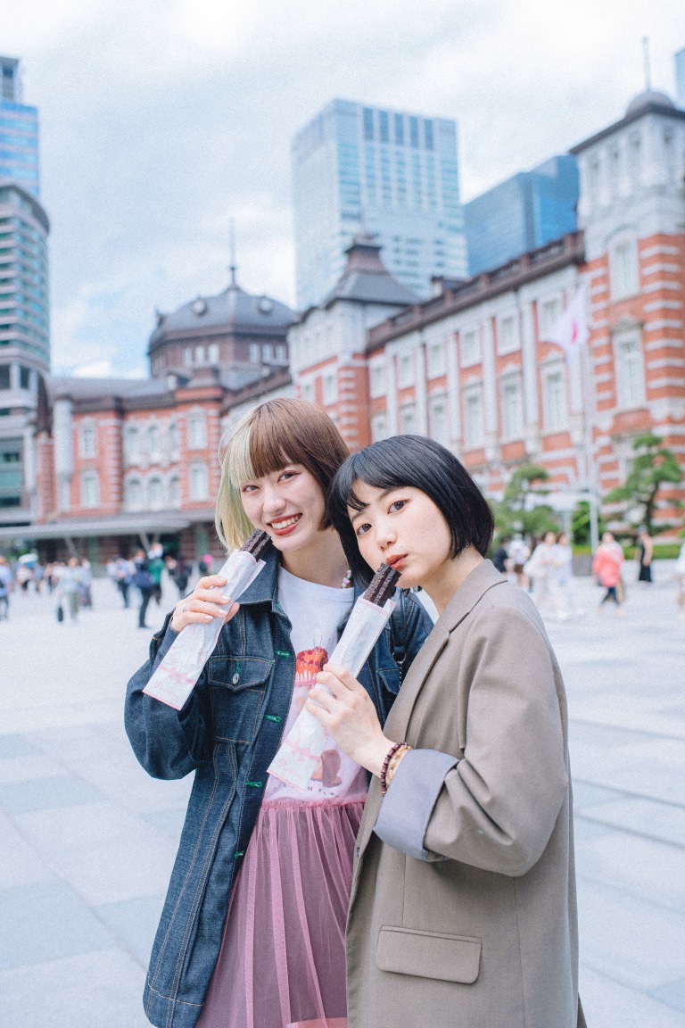 Papillon（パピヨン）のカヌチュロ®︎を食べる若い女性たち