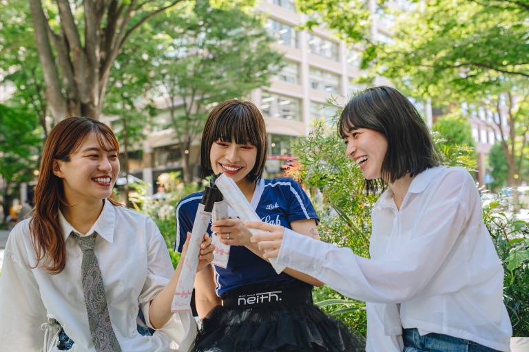 Papillon（パピヨン）のカヌチュロ®︎を食べる若い女性たち