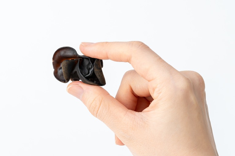 きになるきくらげ 梅しそ味を手で掴む様子