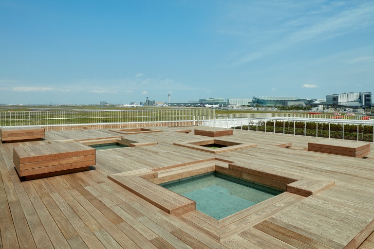 羽田イノベーションシティにある「足湯スカイデッキ」