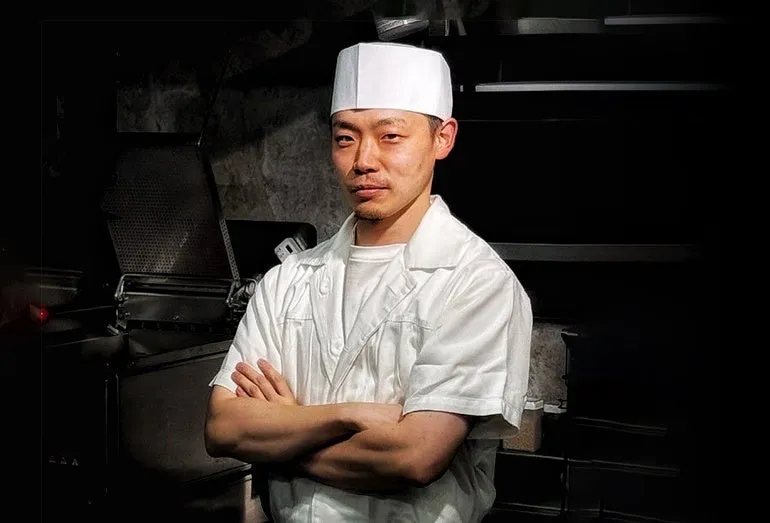 腕組みをする松下幸平氏