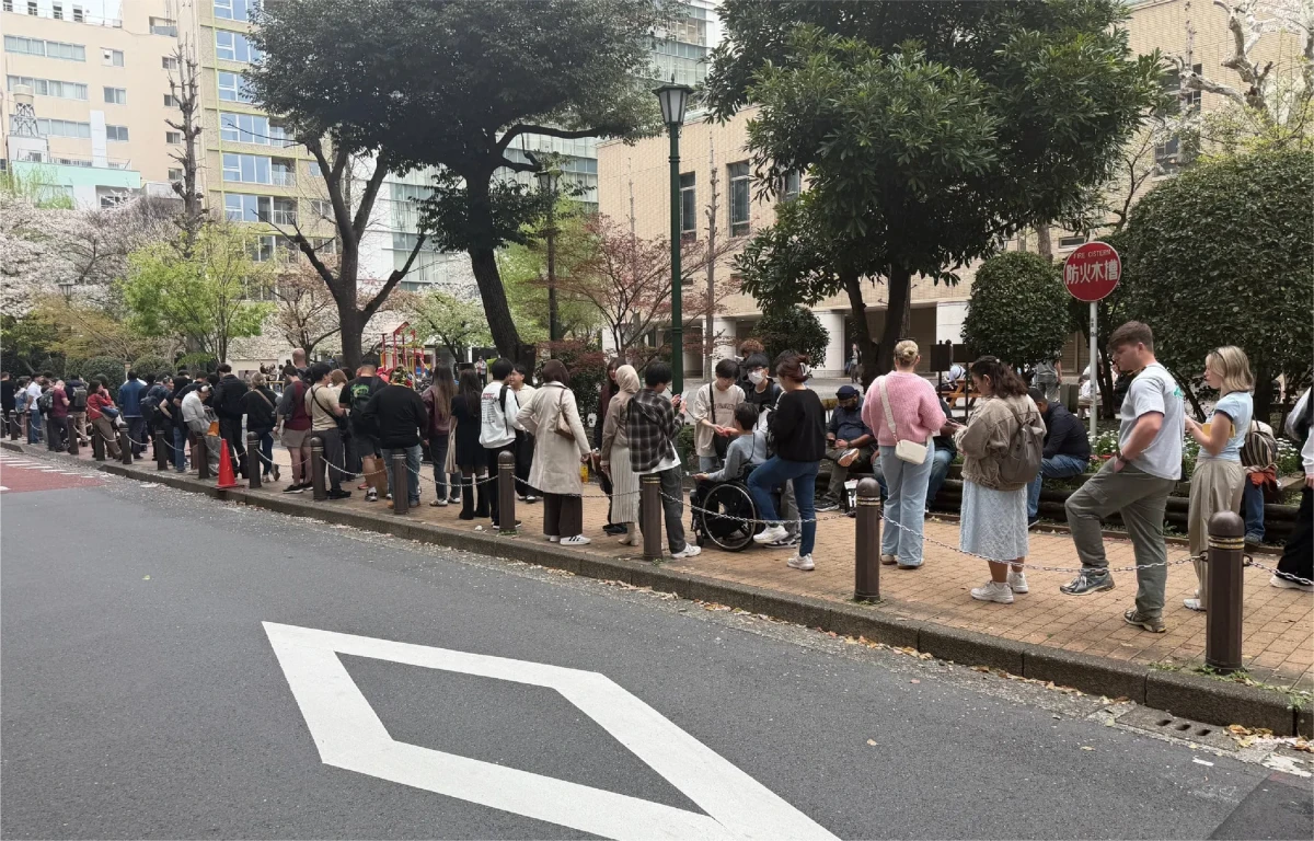 お店の前に人が並んでいる様子