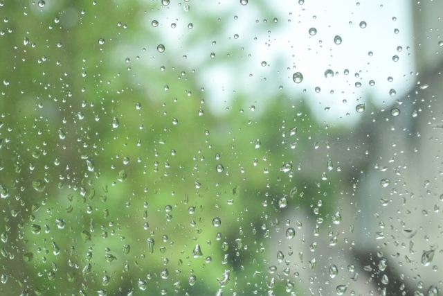 雨天 雨の雫が窓ガラスについている様子