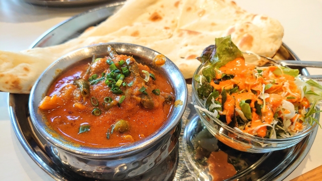 インドカレー屋さんのカレーとナンのイメージ
