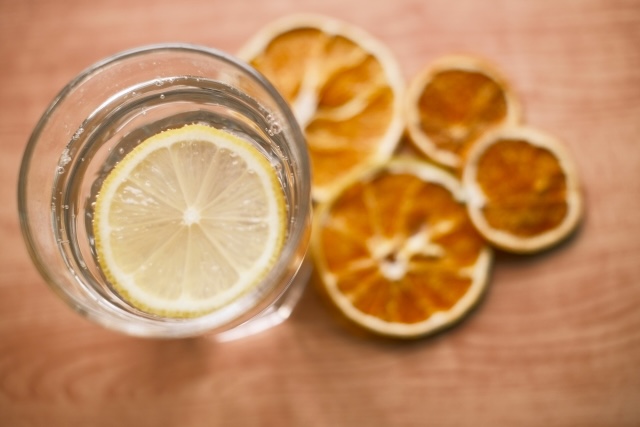 炭酸水が入ったコップにドライレモンが入っている　ドライオレンジ