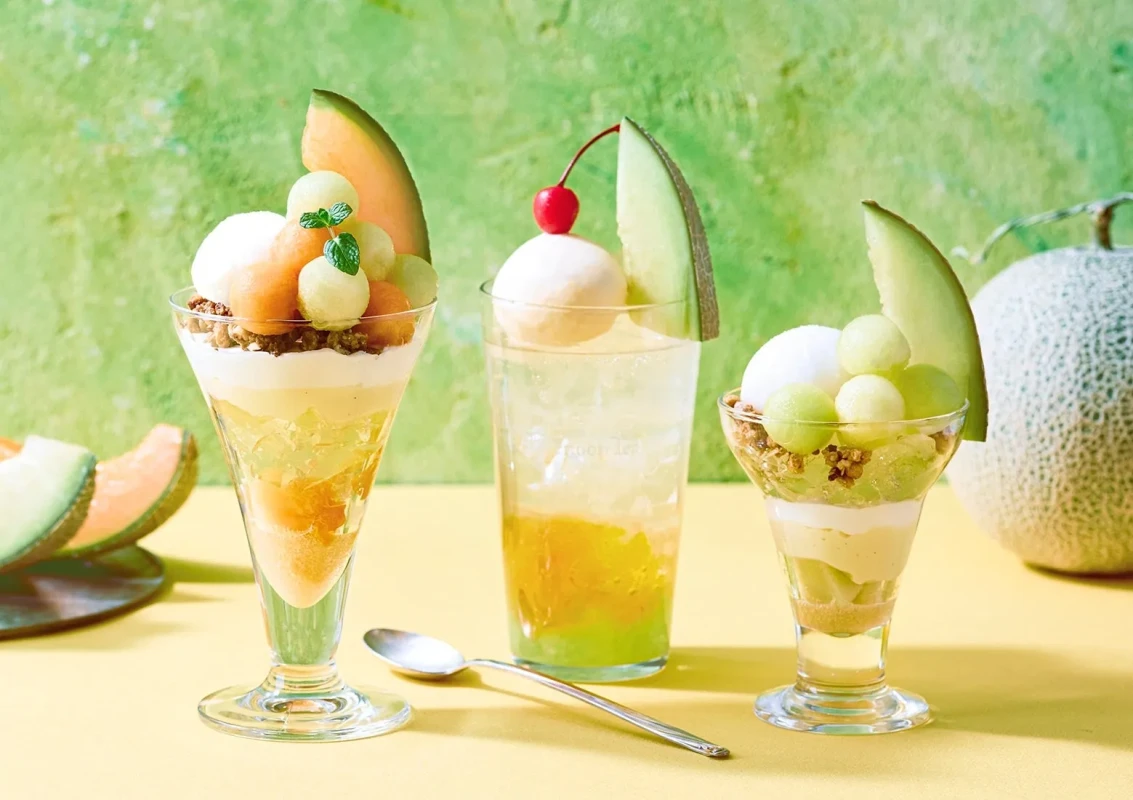 アフタヌーンティーのスイーツとドリンク