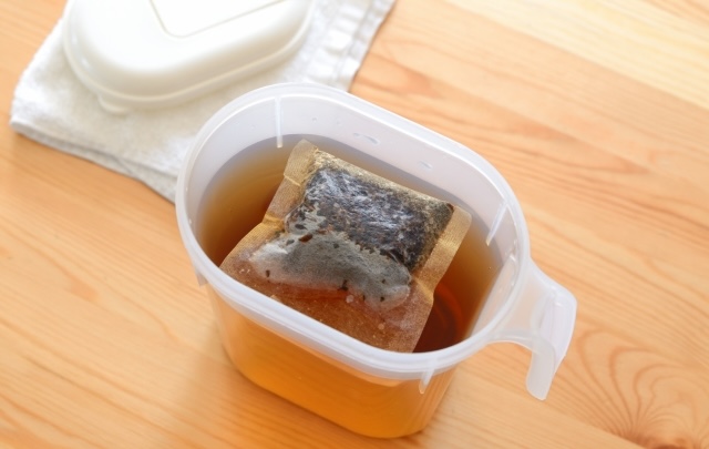 ティーバッグの入ったお茶ポット　麦茶