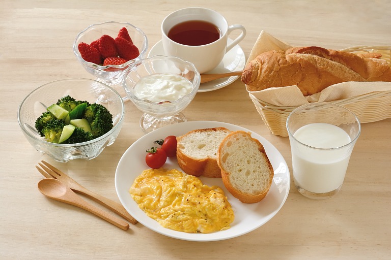 ヘルシーな朝食　スクランブルエッグや牛乳、パン、イチゴ、ブロッコリー、ヨーグルトなど