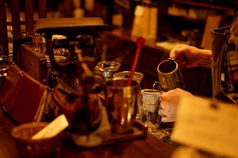 レトロな喫茶店で丁寧にネルドリップするバリスタの手元 