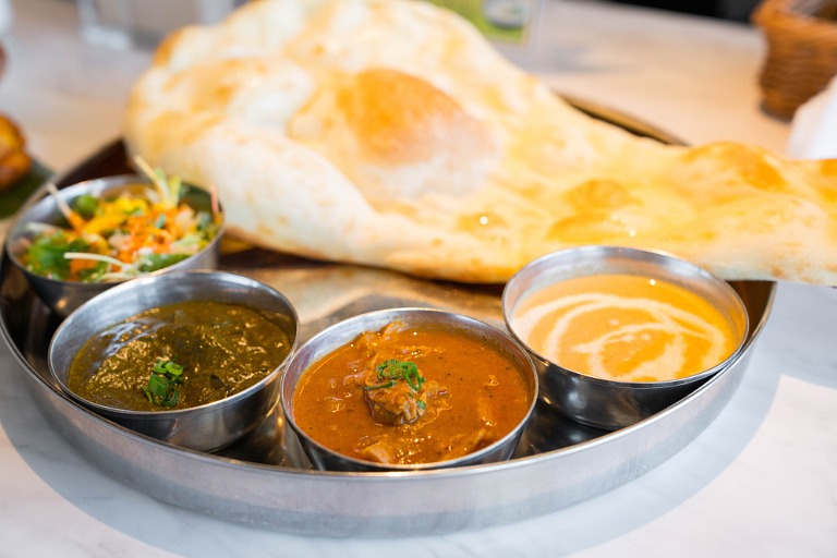 インドカレー屋さんのカレーとナンのイメージ