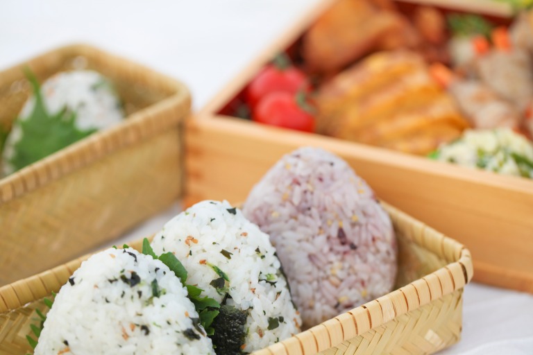 お弁当のおにぎり　ランチボックスに3つ
