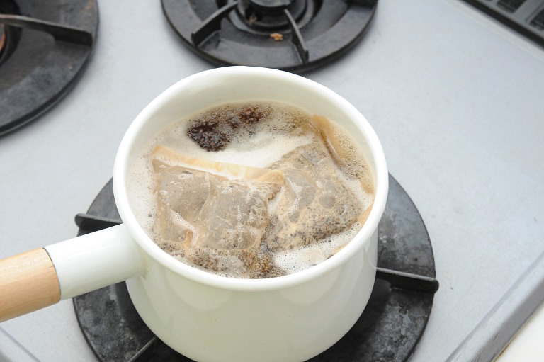 麦茶を鍋で沸かす