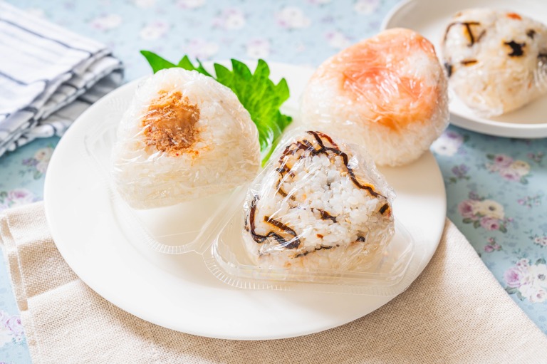焼き辛子明太子と塩昆布のおにぎり プラスチックのおにぎりケースに入れる