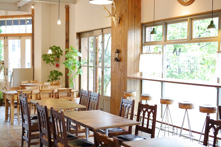 現代のおしゃれカフェ・レストランの店内イメージ