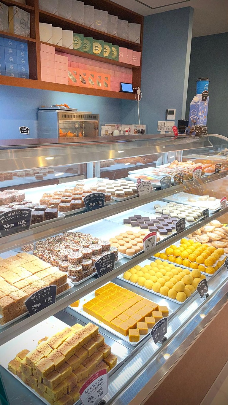 トウキョウ ミタイワラ　1階のスイーツ販売
