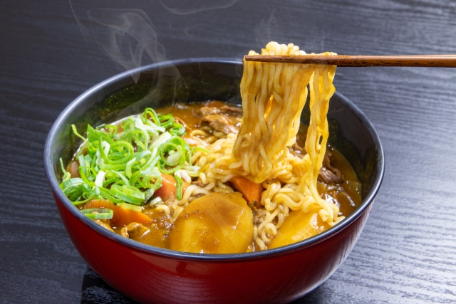 カレーラーメン　麺を持ち上げる様子