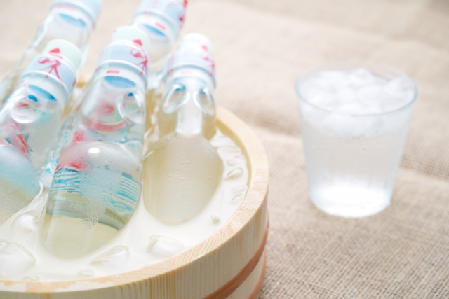 木の桶でラムネを冷やしている　夏の風物詩