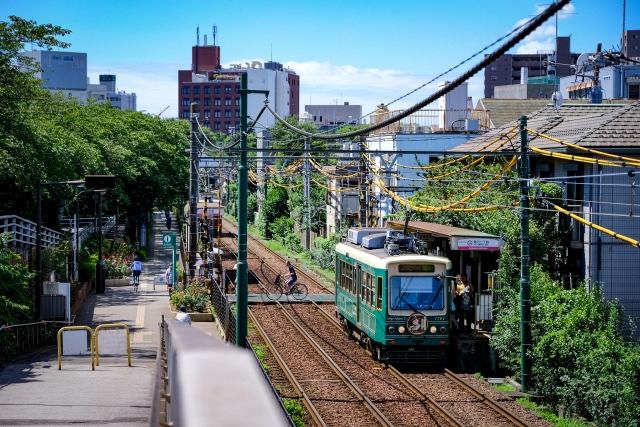 夏の都電荒川線　駅を出発する電車　レトロな風景