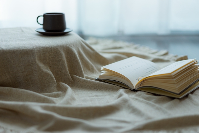 静かな室内とカーテン　曇りの日の読書イメージ