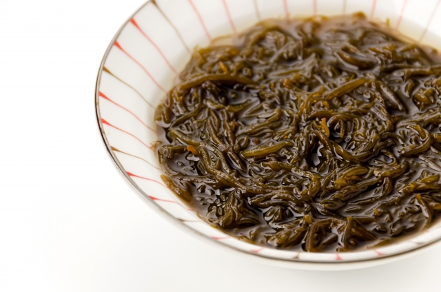 お皿に入ったもずく もずく酢