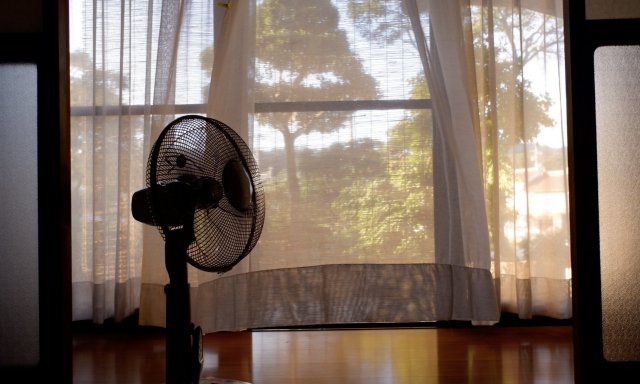 夏のおうち時間　扇風機がカーテンを揺らす夏の夕方