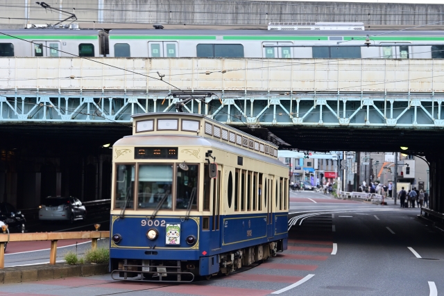 都電荒川線の王子駅前　高架下　明治通り