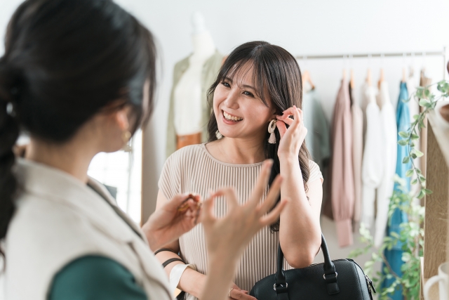 アクセサリーを買う女性2人組