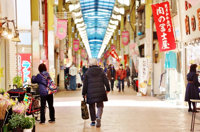 三ノ輪橋のジョイフル三ノ輪商店街の風景　たくさんののぼりが上がっている