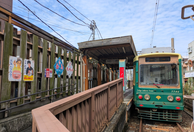 都電荒川線　レトロな駅　三ノ輪駅を出発する電車