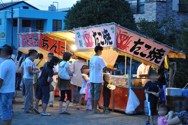 夏祭りの屋台 暗くなる時間帯