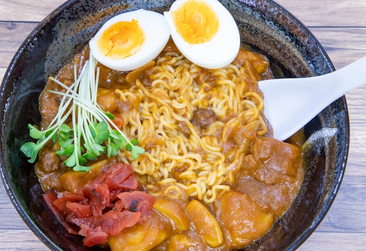 残ったカレーで作るカレーラーメン　イメージ