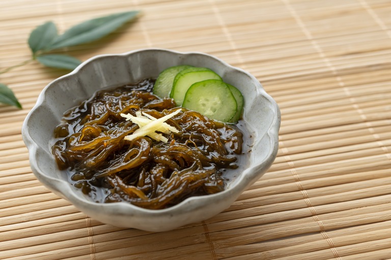 薬味(きゅうり・生姜)を入れたもずく酢