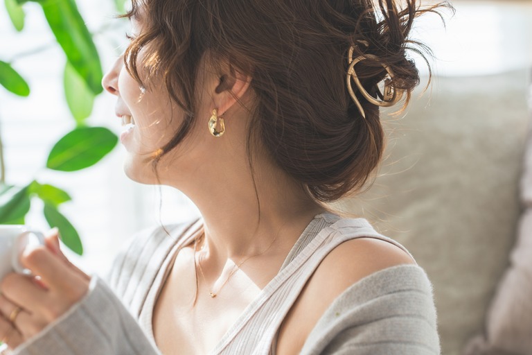 アクセサリー,ピアス,イヤリングをつける女性の横顔