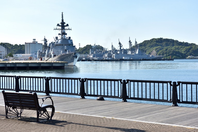 横須賀港の公園から見える軍艦 