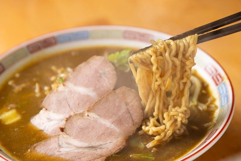 チャーシュー入りカレーラーメン　麺を持ち上げる　イメージ