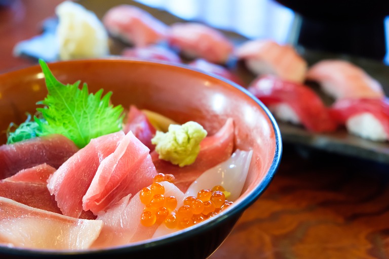 美味しそうな新鮮マグロ丼　背景にマグロのお寿司