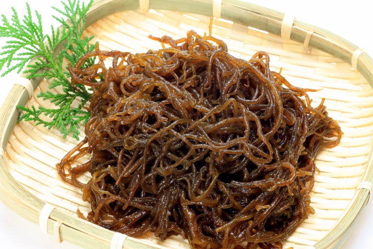 竹ざるに出したもずく